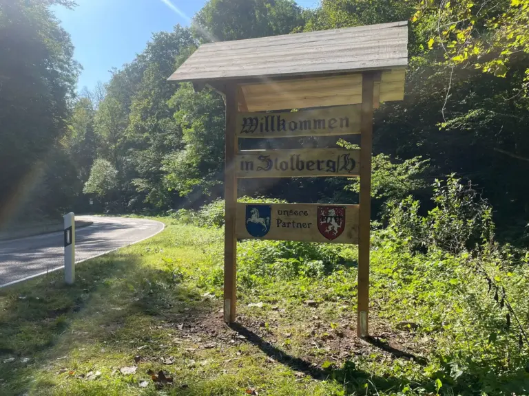 Restauriertes Ortsschild am Ortseingang
