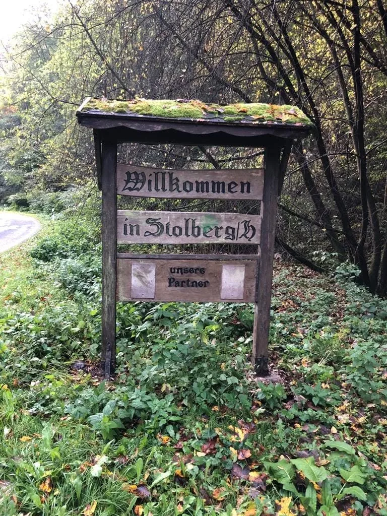 Verwittertes Ortsschild vor der Restaurierung