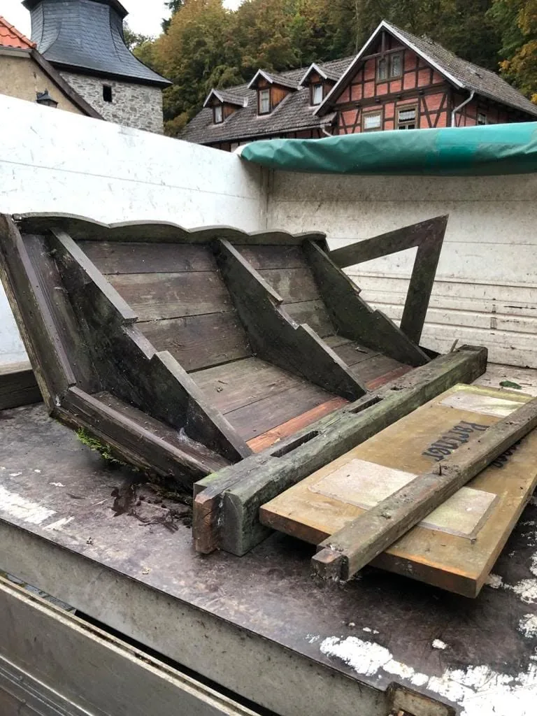 Abgebautes Ortsschild auf dem Transporter