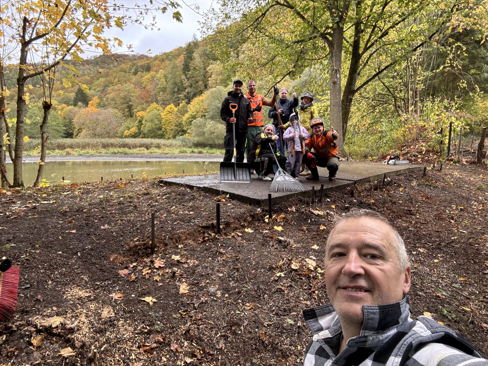 Gruppenfoto der Helferinnen und Helfer vor dem freigelegten Teichblick