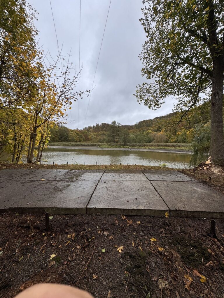 Vorbereitete Betonfläche mit weitem Blick über den Teich