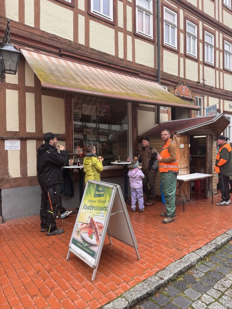 Gemeinsamer Abschluss der Helfer bei Thüringer Rostbratwürsten