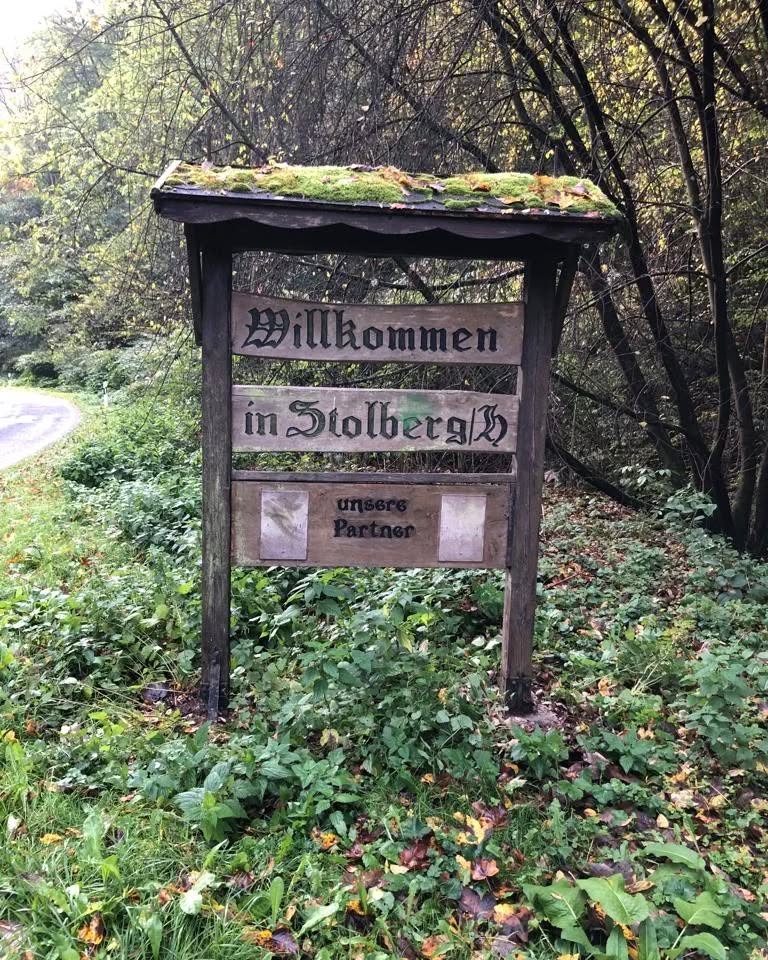 Wie auf den ersten Bildern zu sehen, war unser Ortsschild durch Witterung schon ziemlich zerstört.…