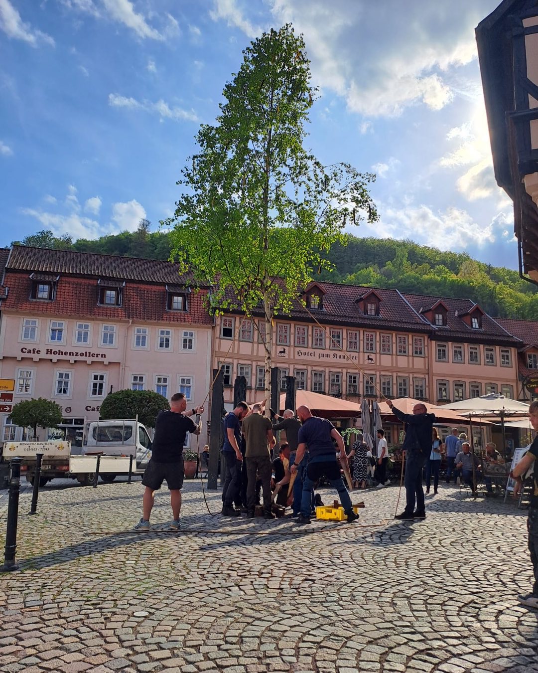 Tradition lebt, dank der vielen fleißigen Hände steht auf dem Marktplatz in Stolberg wieder ein…